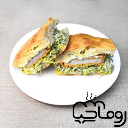 ساندویچ شنیسل مرغ و سالاد در روماچیا
